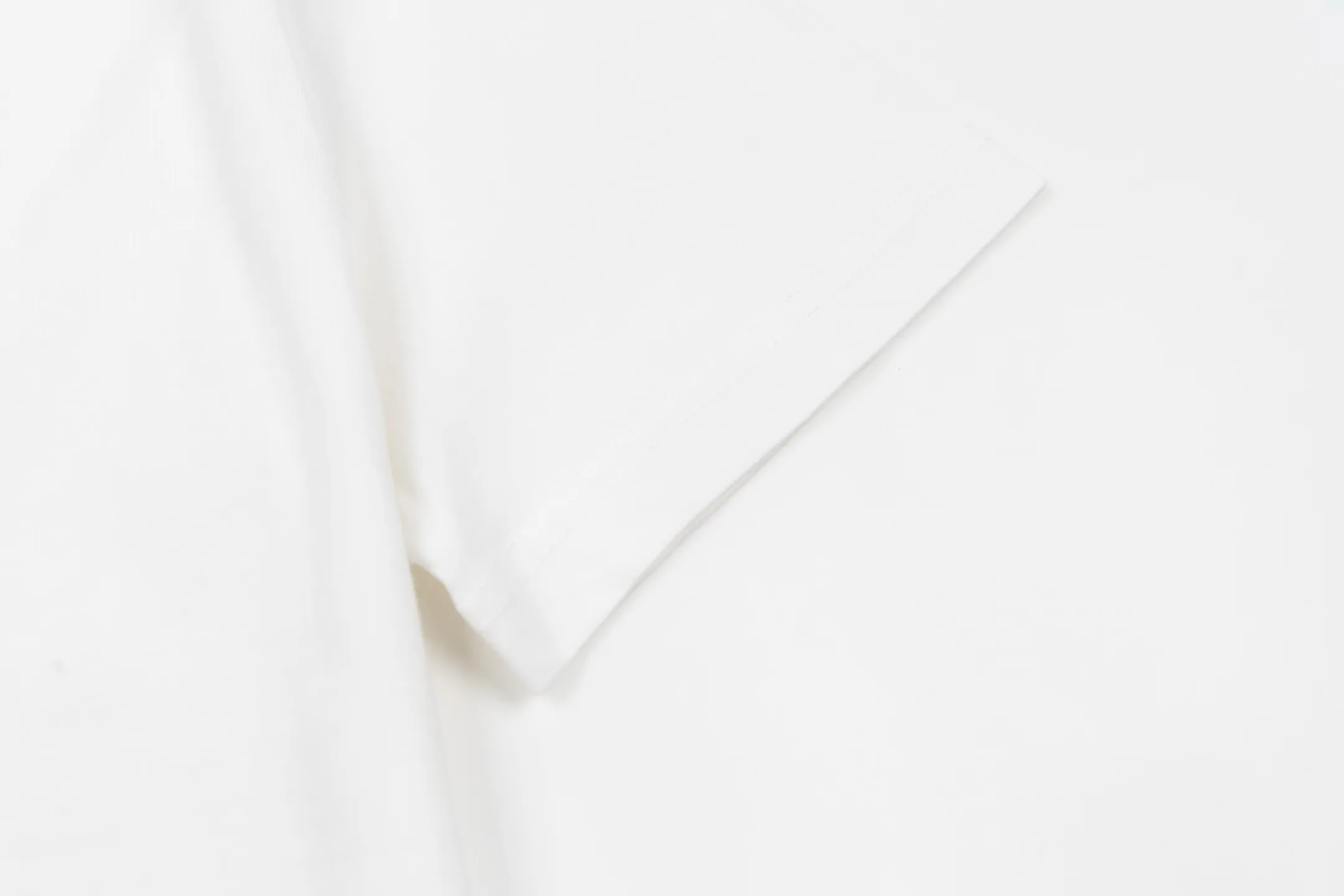 🅿️280 1v 25FW hand-signed letter embroidered short sleeves. The fabric is made of 12S 230g plain cotton fabric, and the rib is made of 32S 300g double yarn stretch rib. This cotton T-shirt is made of soft wool-like yarn, with logos and letters embroidered on the front and back, creating a visual effect that resembles a knitted texture. Suitable for matching with various casual styles, showing fun and elegant style. The fabric is made of 12S cotton to ensure breathability and softness for daily wear. The high-density ribbing on the neckline improves elasticity and deformation resistance through a double yarn structure and higher weight, forming a practical structure of "primary flexibility and supplementary toughness". Flat stitch embroidery three-dimensional craft is a special embroidery technique that uses flat stitch to create embroidery with a three-dimensional feel. This process creates a richer three-dimensional effect and layering by precisely controlling the depth and angle of the stitches and increasing the density and length. Size:XS-S-M-L